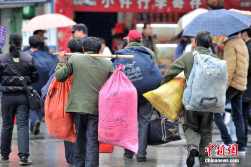 聚焦春節(jié)“恐歸族”：近鄉(xiāng)情怯，恐懼何來(lái)？(圖)